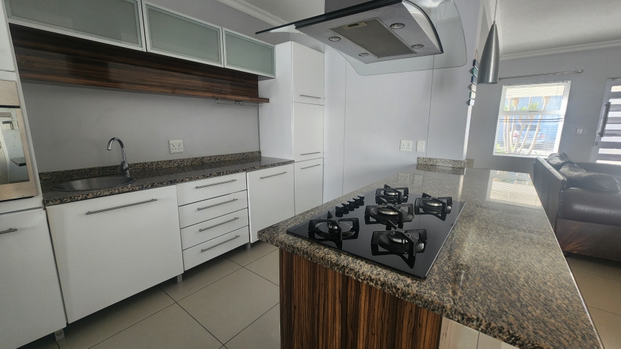 To Let 4 Bedroom Property for Rent in Westcliff Western Cape